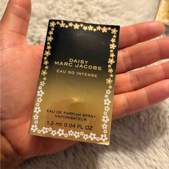 New Daisy Marc Jacobs Daisy Eau So Intense Perfume sample set - Picture 4 of 4